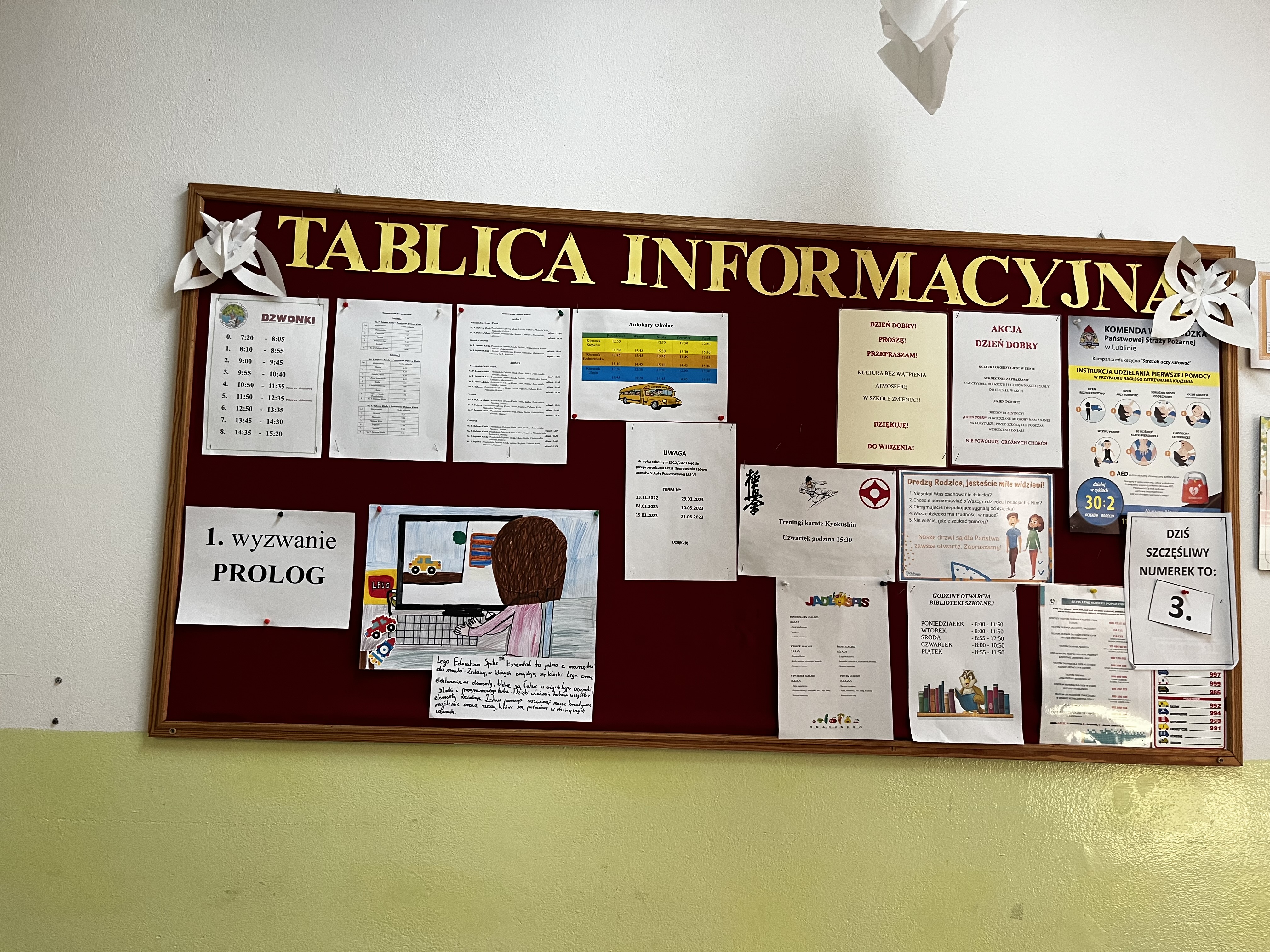 Tablica z plakatami dotyczącymi projektu wyzwania ProLogowe